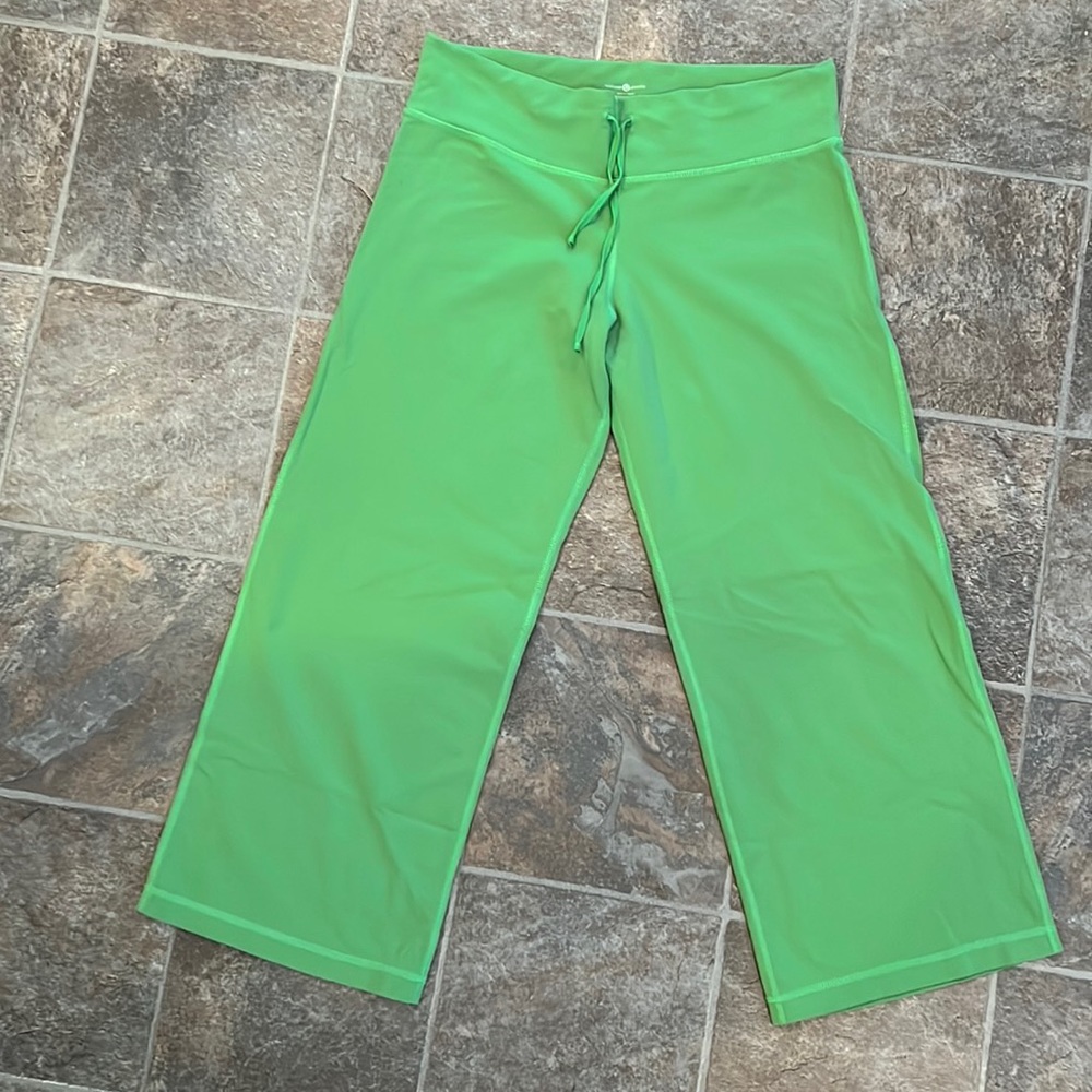 ✨50% Off✨ Lululemon CAPRIS - size 10 - bright green (original Vancouver Lulus!)